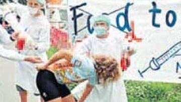 <b>PARODIA. </b>Espectadores durante la etapa de ayer.