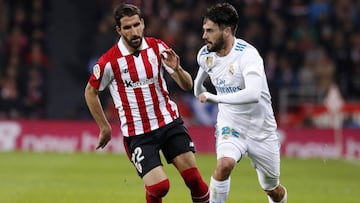 Isco, ante Raúl García, en el choque entre Athletic y Real Madrid de la pasada temporada.
