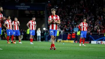 Llorente aplaude a la afición del Metropolitano.