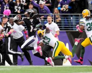 Marlon Brown (14) de los Baltimore Ravens y M.D. Jennings (43) de los Green Bay Packers.