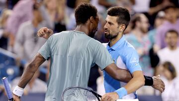 Gael Monfils y Novak Djokovic se abrazan tras su partido de octavos de final el Western & Southern Open, el Masters 1.000 de Cincinnati.