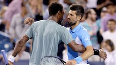 Gael Monfils y Novak Djokovic se abrazan tras su partido de octavos de final el Western & Southern Open, el Masters 1.000 de Cincinnati.