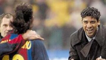 <b>MONOLÍTICO. </b>Frank Rijkaard se mostró firme en su defensa de la plantilla. En la foto, ante Ronaldinho.