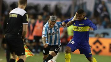 Racing Club's forward Enzo Copetti (C) vies for the ball with Boca Juniors' Colombian defender Frank Fabra during their Argentine Professional Football League semifinal match at Ciudad de Lanus stadium in Lanus, Buenos Aires, on May 14, 2022. (Photo by Alejandro PAGNI / AFP)