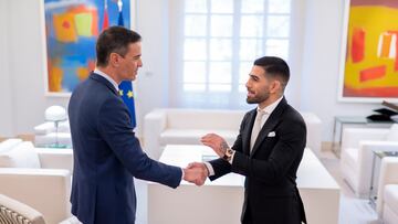 El presidente del Gobierno, Pedro Sánchez , recibe al luchador de artes marciales mixtas Ilia Topuria tras proclamarse campeón mundial del peso pluma de la UFC.