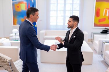 El presidente del Gobierno, Pedro Sánchez (i), recibe al luchador de artes marciales mixtas Ilia Topuria (d) tras proclamarse campeón mundial de la UFC.