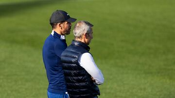 Simeone y Andrea Berta, en un entrenamiento del Atlético. El futuro sin Berta.