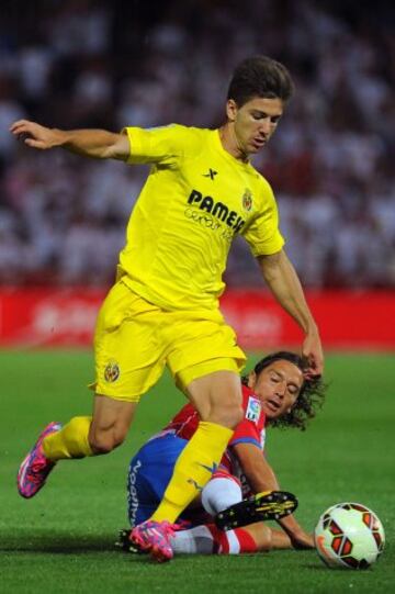 Luciano Vietto y Manuel Iturra durante el partido de la tercera jornada de Liga en Primera División 