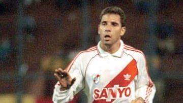 El mediocampista militaba para Necaxa, pero en 1995 emigró al River Plate, donde sólo jugó cinco partidos. Regresó a los Rayos.