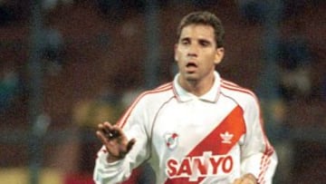 El mediocampista militaba para Necaxa, pero en 1995 emigró al River Plate, donde sólo jugó cinco partidos. Regresó a los Rayos. 