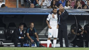 Zidane da instrucciones a Ceballos antes de que este salte al césped del Bernabéu en el partido contra el APOEL.