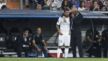 Zidane da instrucciones a Ceballos antes de que este salte al c&eacute;sped del Bernab&eacute;u en el partido contra el APOEL.