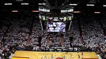 <b>CONTIENEN EL ALIENTO. </b>Escenas como ésta de Miami, en la última final de la NBA, Heat-Mavericks, penden actualmente de un hilo. Este martes llega una reunión decisiva.