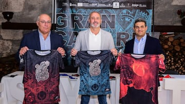 Representantes de las instituciones de Canarias mostrando las camisetas de la Bestial Race Gran Canaria que se celebra en Arucas (Las Palmas) el 10 de diciembre del 2022. 