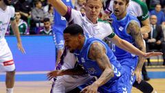 GRAF750. BURGOS, 03/11/2018.- El base estadounidense del San Pablo Burgos Branden Frazier (i), disputa un bal&oacute;n frente al escolta finland&eacute;s del Unicaja, Sasu Salin (d), durante el partido de la 7&ordf; jornada de la Liga Endesa, disputado hoy en Burgos. EFE/ Santi Otero