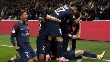 ETILAU8962. Paris (France), 17/09/2017.- Paris Saint Germain defender Thiago Silva (L) and teammates cheer with Edinson Cavani (R) after a goal during the French Ligue 1 soccer match between Paris Saint Germain (PSG) and Olympique Lyonnais at the Parc des Princes stadium in Paris, France, 17 September 2017. (Francia) EFE/EPA/IAN LANGSDON