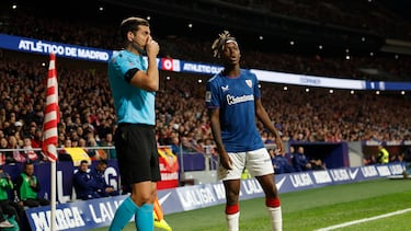 MADRID, 27/04/2024.- El centrocampista del Athletic Nico Williams recibe insultos racistas ante el auxiliar, durante el partido de Liga en Primera División que Atlético de Madrid y Athletic Club disputan este sábado en el estadio Metropolitano. EFE/Mariscal