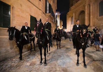 La ciudad menorquina de Ciutadella vibró con los 'Jocs des Pla', una tradición que cada año aglutina a más gente en las fiestas de Sant Joan.