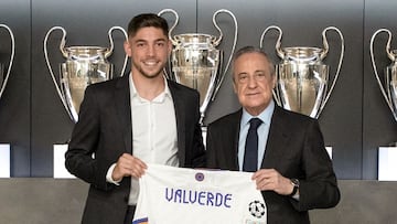 Fede Valverde posa junto a Florentino Pérez con la camiseta de su renovación hasta 2027 como jugador del Real Madrid.