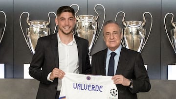 Fede Valverde posa junto a Florentino P&eacute;rez con la camiseta de su renovaci&oacute;n hasta 2027 como jugador del Real Madrid.