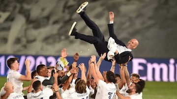 Zinedine Zidane es manteado tras la consecución de la penúltima Liga ganada por el Real Madrid en el año 2000.