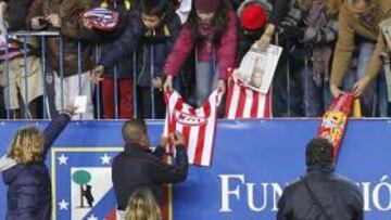 <b>CON LA AFICIÓN. </b>Simeone estuvo, pese al frío que hacía ayer en Madrid, firmando autógrafos durante 20 minutos a los seguidores que estuvieron en el Calderón.