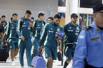 AME7072. SAN PEDRO SULA (HONDURAS), 13/11/2024.- Jugadores de la selección mexicana de fútbol llegan al aeropuerto Ramon Villeda Morales, este miércoles, en la ciudad de San Pedro Sula (Honduras). La selección mexicana enfrentará a Honduras en la ida de los cuartos de final de la Nations League de la Concacaf. EFE/ Jose Valle
