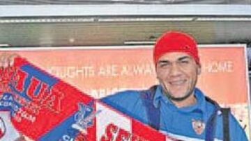 <b>EN TIERRAS RUMANAS. </b>Daniel Alves, tras aterrrizar en el aeropuerto de Bucarest.