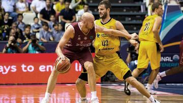 GRA594. LA LAGUNA (TENERIFE), 28.04.17.- El canadiense Aaron Doornekamp (d), del Iberostar Tenerife, presiona al croata Hrvoje Peric, del Umana Reyes Venezia, durante el segundo partido de la final a cuatro de la Liga de Campeones de baloncesto que se juega esta tarde en La Laguna. EFE/Cristóbal García