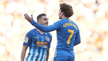 Koke felicita a Griezmann tras el 1-1 en el Sevilla-Atlético.