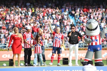 Ante más de 40 mil personas, Juan Fernando Quintero fue presentado en el estadio Metropolitano Roberto Meléndez como nuevo jugador de Junior de Barranquilla.