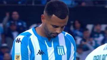 Edwin Cardona es silbado por la hinchada de Racing en el juego ante Banfield