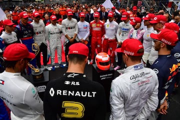 Los pilotos de Fórmula Uno durante el minuto de silencio en homenaje a la leyenda de la Fórmula Uno, Niki Lauda, antes del Gran Premio de Fórmula 1 de Mónaco