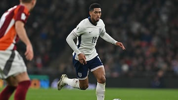 Jude Bellingham controla el balón ante la presencia de un jugador letón.