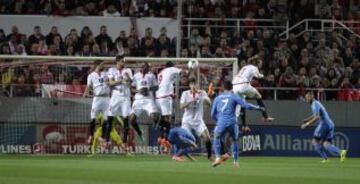 0-1. Cristiano Ronaldo anota el primer gol en el lanzamiento de una falta directa.