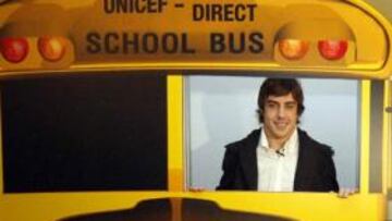 <b>EL CAMPEÓN CONDUCE UN AUTOBÚS SOLIDARIO PARA UNICEF</b> La iniciativa que Fernando Alonso presentó ayer en Madrid en su doble condición de embajador de UNICEF e imagen de ING Direct pretende recaudar fondos para los 93 millones de niños sin escolarizar en todo el mundo. Se trata del autobús solidario, una web con la dirección www.elautobus.org, desde la que podrán mandar sus felicitaciones navideñas. El banco donará un céntimo de euro por cada diez kilómetros recorridos por los correos electrónicos. Alonso alabó la iniciativa, de la que pueden beneficiarse miles de niños, y reconoció que le gustaría algún día conducir un autobús de verdad: Sí me atrevería a llevarlo, aunque no tengo carné. Otros padrinos destacados son Matías Prats, Olga Viza, Raquel del Rosario y José Ramón de la Morena.