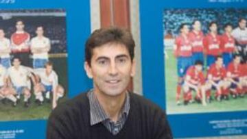 <b>ZARAGOCISTA. </b>Gay, posando ante las alineaciones del Zaragoza en las finales de Copa de 1986 y de 1994, en la cual aparece él.