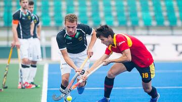 Henning Huttermann y Jan Lara Rosell luchan durante el partido del Mundial de Hockey Hierba sub-21 entre Alemania y España.