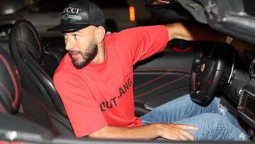 Benzema dedica una fotografía de su 'tableta' a todos sus haters.