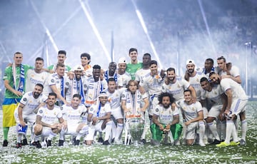 Los jugadores del Real Madrid posan con la decimocuarta en el Bernabéu.
 