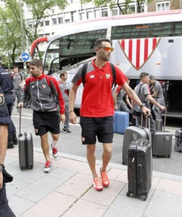 La afición esperaba al Sevilla a las puertas del hotel de concentración.