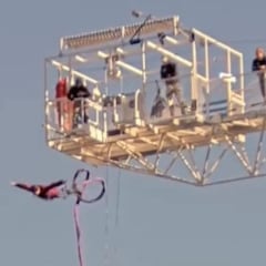 El Primer Ministro de Canadá sorprende practicando puenting