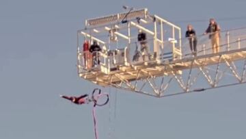 El primer ministro de Canad&aacute; saltando desde una grua para puenting en Quebec (Canad&aacute;) el lunes 3 de octubre del 2022. 