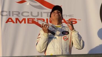 Oscar Tunjo celebrando su segundo lugar en Austin en el Campeonato IMSA VP Sportscar Challenge.