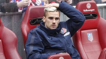 Griezmann en el banquillo del Atlético de Madrid.