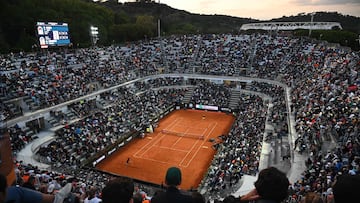 TOPSHOT - A general view shows public in the stands during the match between Italy's Jannik Sinner and Argentine's Francisco Cerundolo at the ATP Rome Open tennis tournament at Foro Italico in Rome on May 13, 2025. (Photo by PIERO CRUCIATTI / AFP)