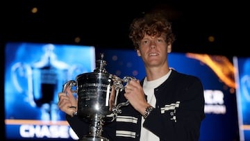 NEW YORK, NEW YORK - SEPTEMBER 08: Jannik Sinner of Italy poses for a photo with the winners trophy outside of Arthur Ashe Stadium after defeating Taylor Fritz of the United States to win the Men's Singles Final on Day Fourteen of the 2024 US Open at USTA Billie Jean King National Tennis Center on September 08, 2024 in the Flushing neighborhood of the Queens borough of New York City. Matthew Stockman/Getty Images/AFP (Photo by MATTHEW STOCKMAN / GETTY IMAGES NORTH AMERICA / Getty Images via AFP)