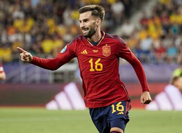 El jugador del Villarreal ha sido convocado por primera vez con la selección absoluta en esta lista para enfrentarse a Georgia y Chipre.