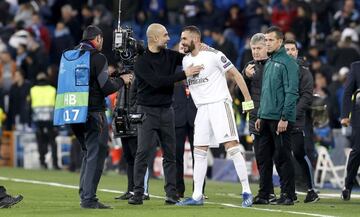 Guardiola saluda a Benzema en el Bernabéu.