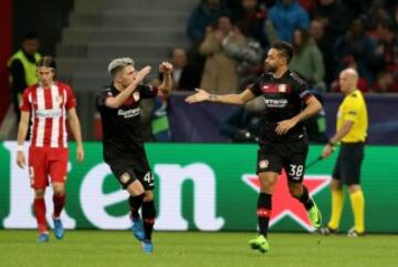 1-2. Karim Bellarabi celebró el primer gol del conjunto germano con Kevin Kampl.